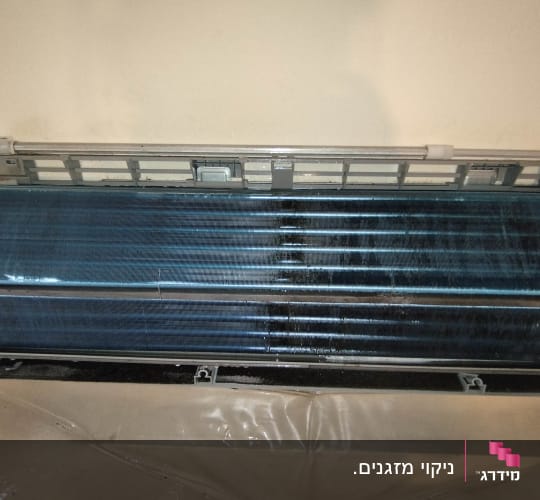 יחידת מזגן פתוחה עם צינורות מתכת כחולים